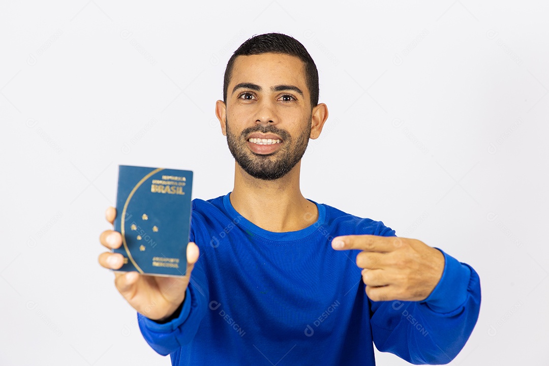 Homem sorridente segurando passaporte