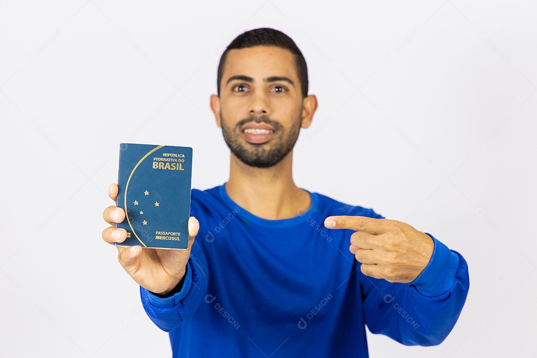 Homem sorridente segurando passaporte