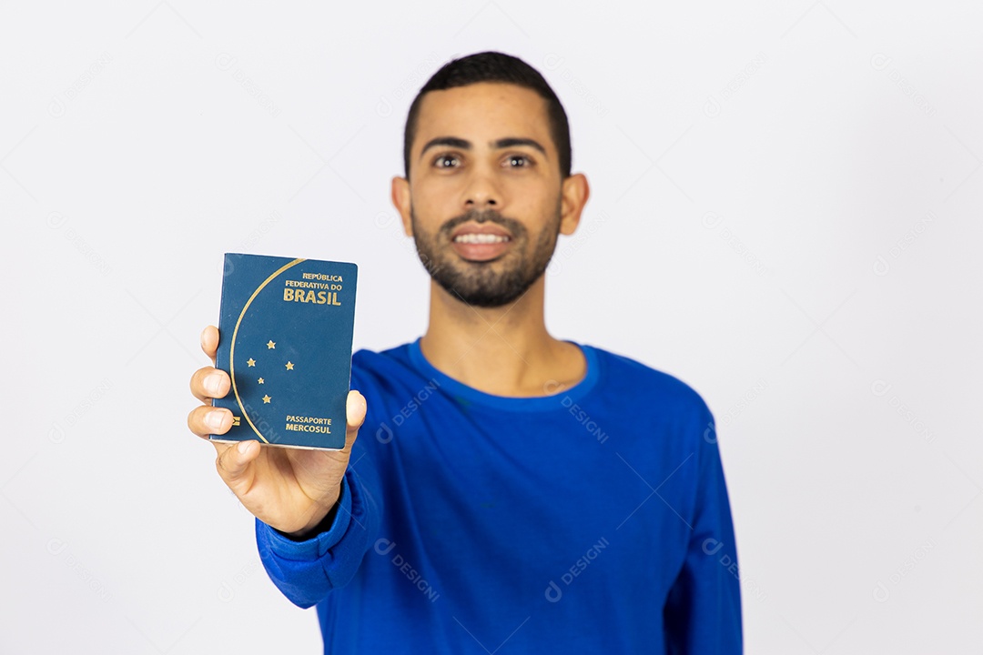 Homem sorridente segurando passaporte