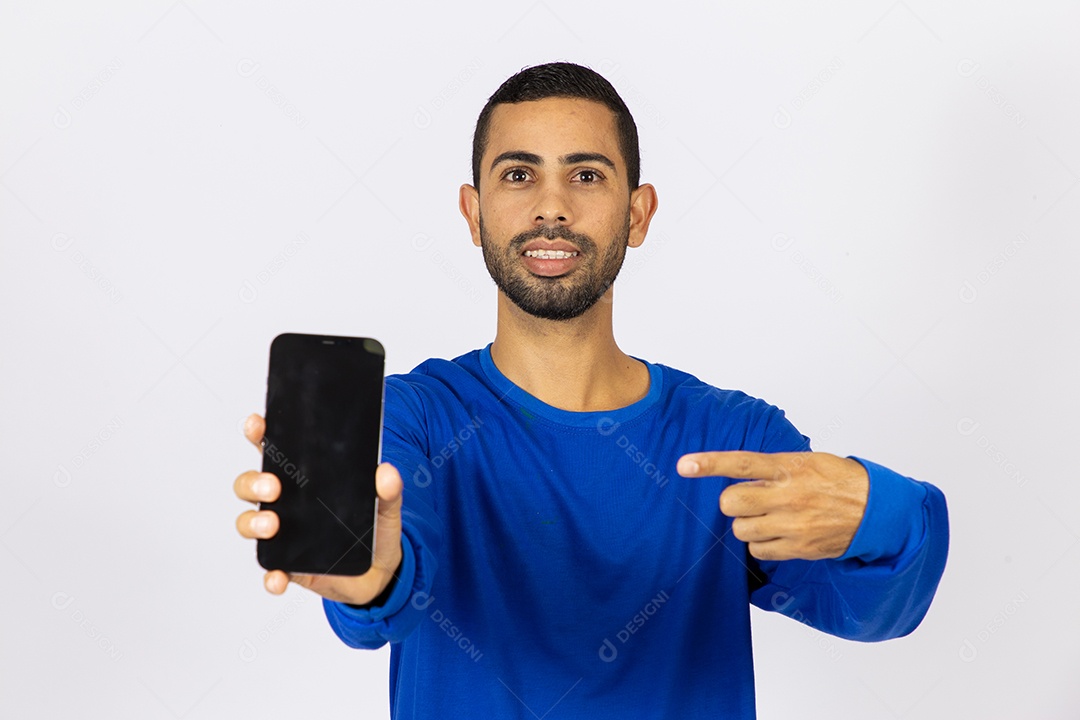 Homem sorridente segurando celular com tela preta