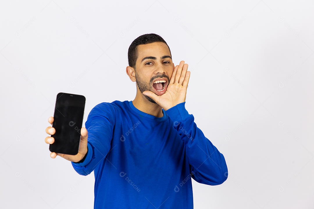 Homem sorridente segurando celular com tela preta