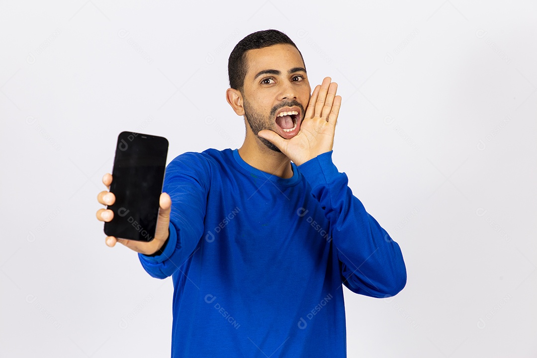 Homem sorridente segurando celular com tela preta