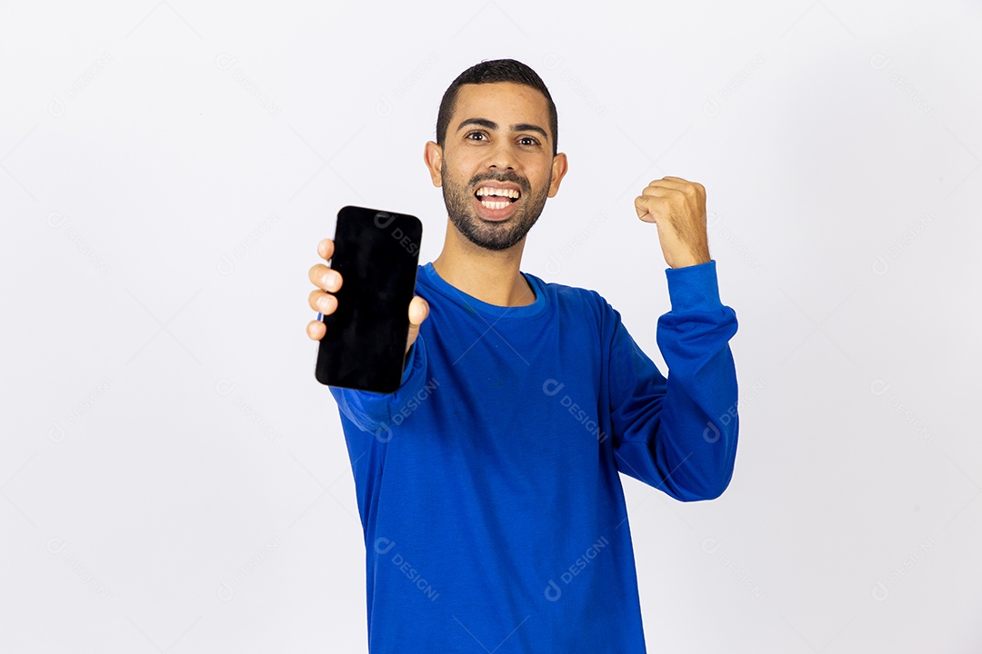 Homem sorridente segurando celular com tela preta