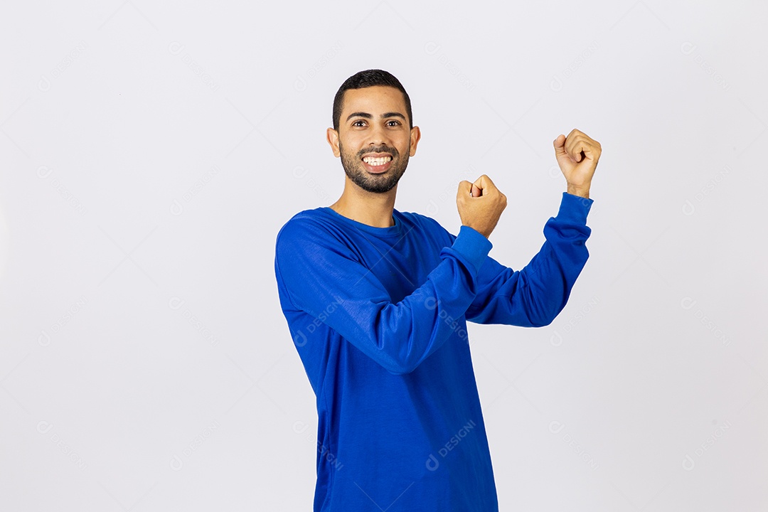 Homem sorridente segurando celular com tela preta