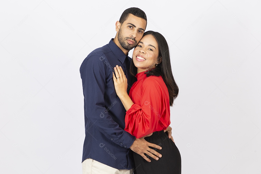 Lindo casal jovem em fundo branco isolado