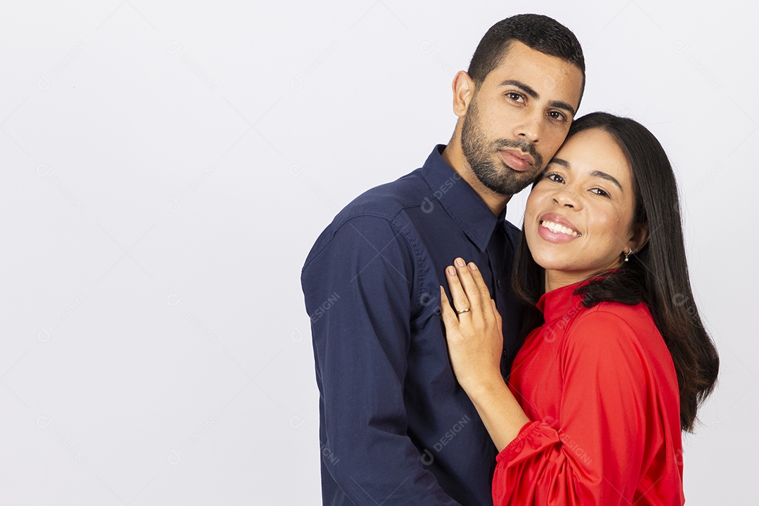 Lindo casal jovem em fundo branco isolado