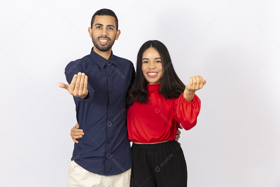 Lindo casal jovem em fundo branco isolado