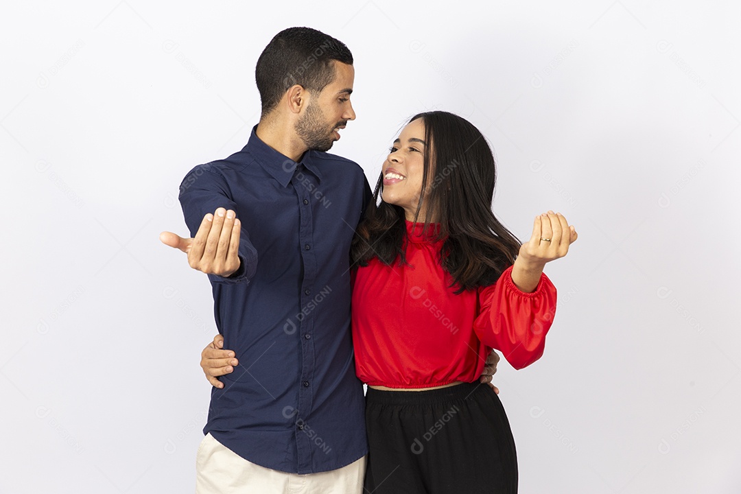 fLindo casal jovem em fundo branco isolado