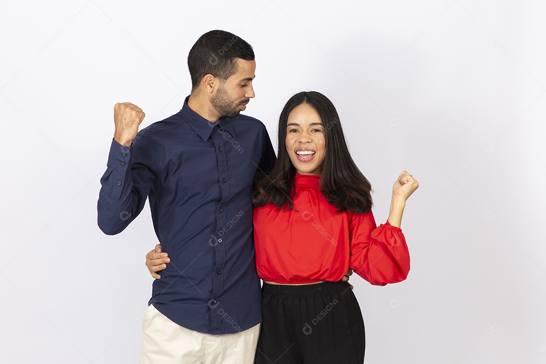 Lindo casal jovem em fundo branco isolado