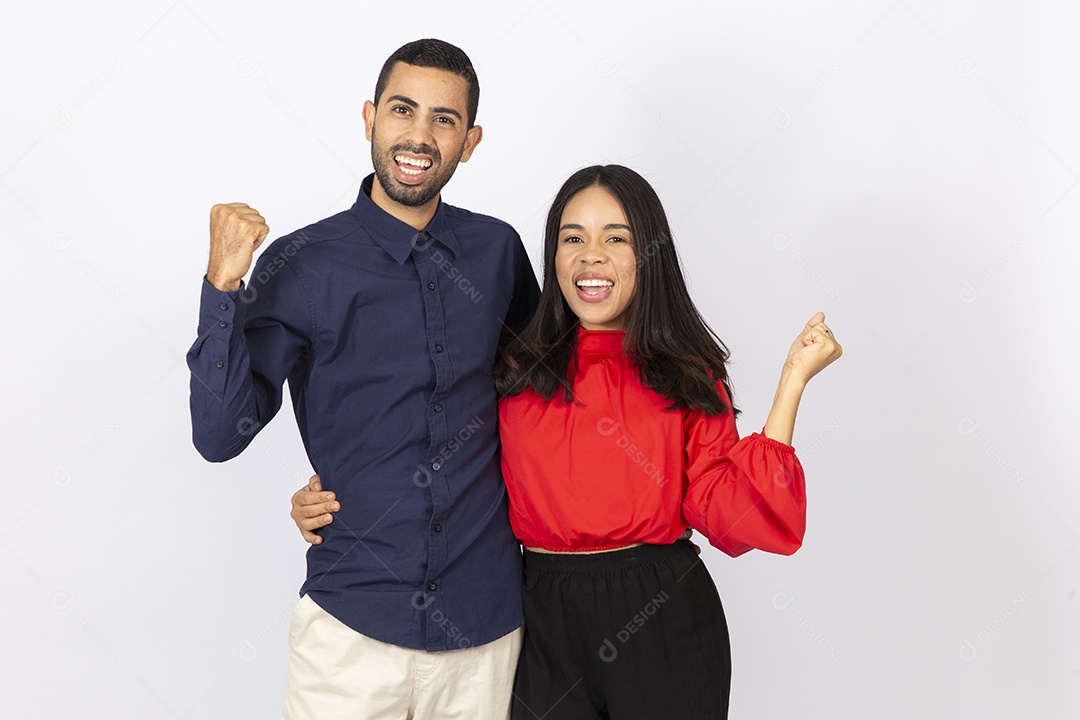 Lindo casal jovem em fundo branco isolado