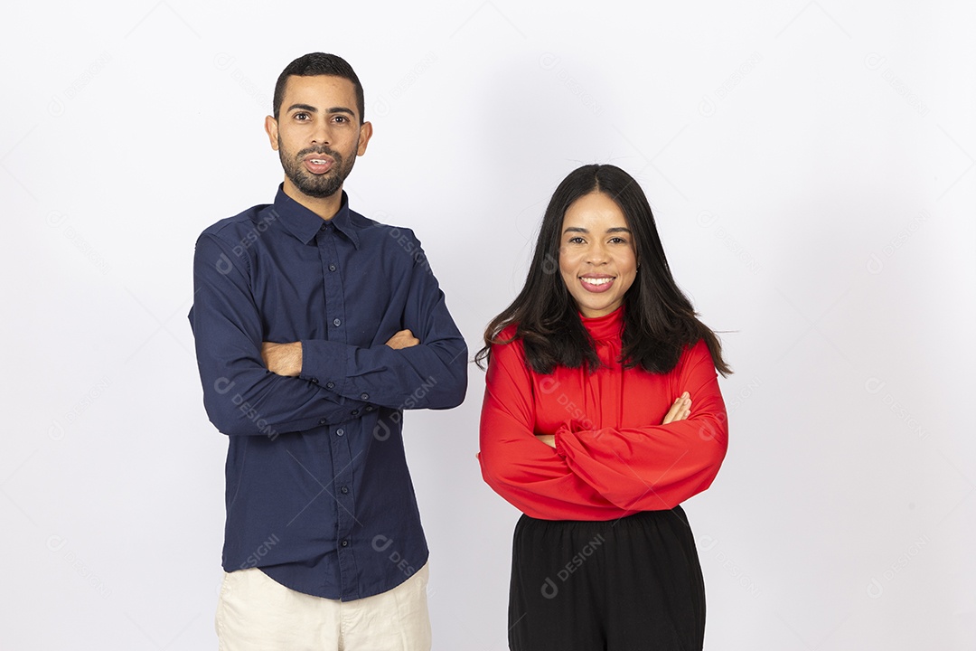 Lindo casal jovem em fundo branco isolado