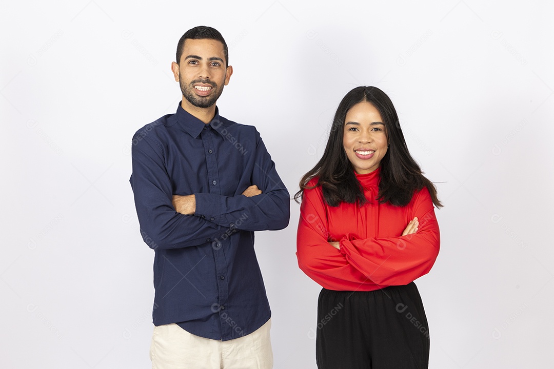 Lindo casal jovem em fundo branco isolado