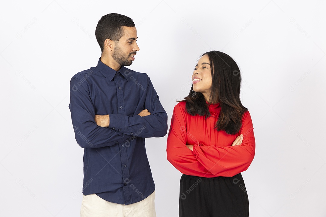 Lindo casal jovem em fundo branco isolado