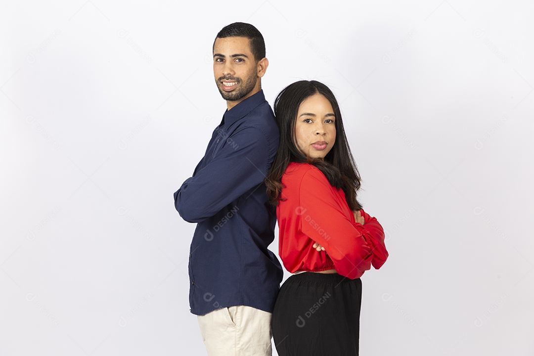 Lindo casal jovem em fundo branco isolado