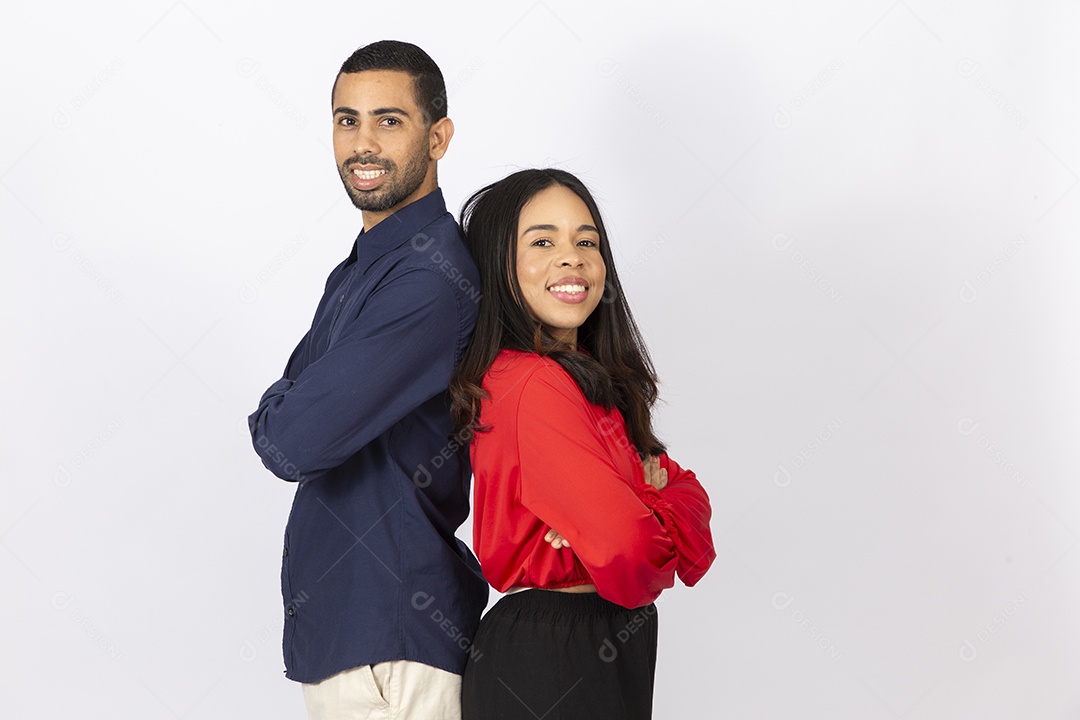 Lindo casal jovem em fundo branco isolado