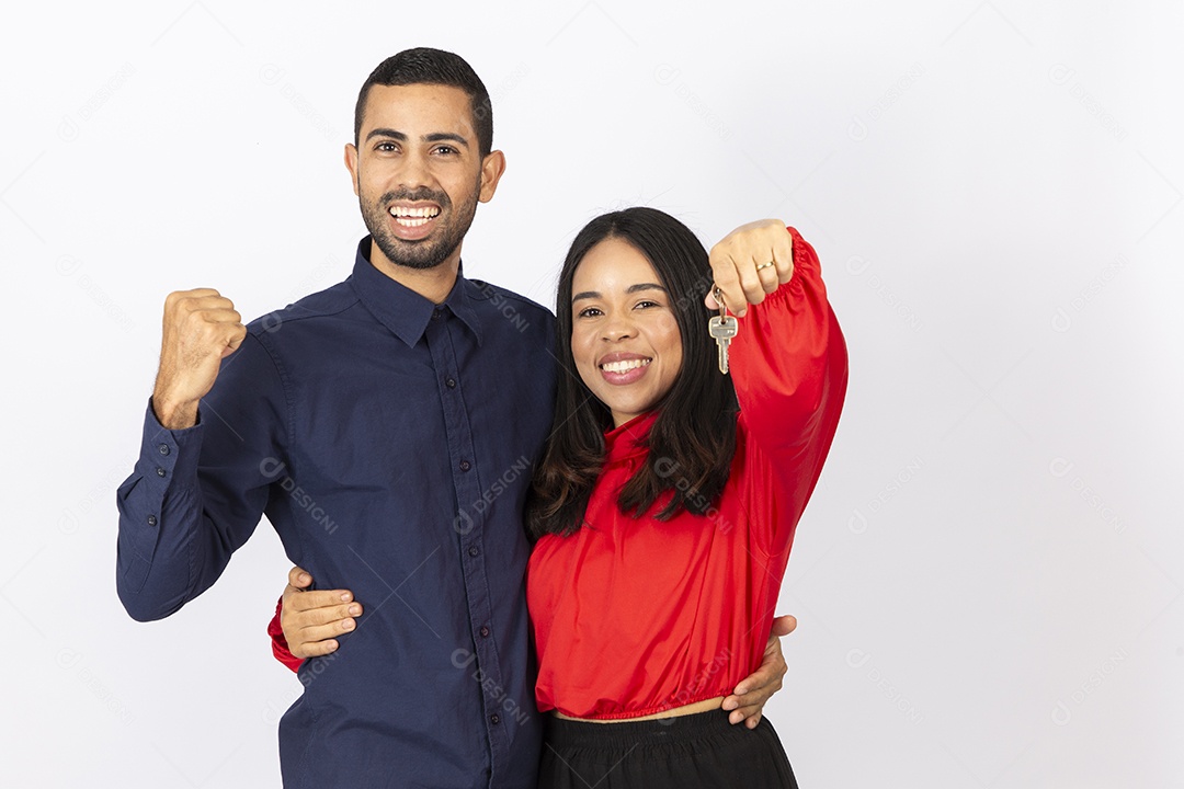 Lindo casal jovem em fundo branco isolado
