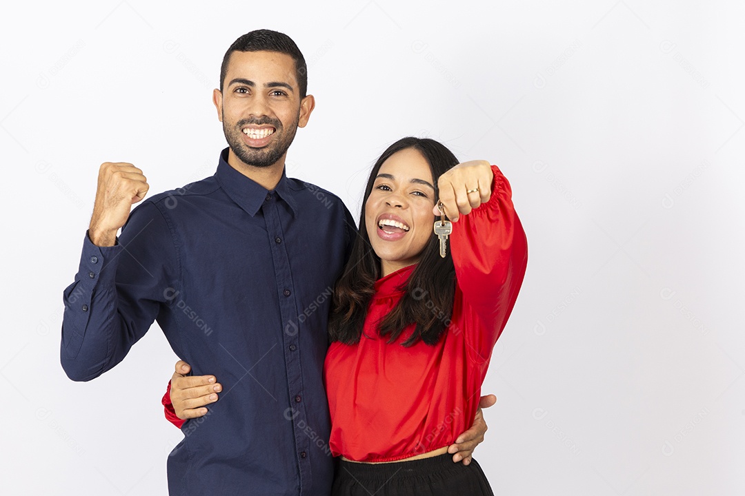 Lindo casal jovem em fundo branco isolado