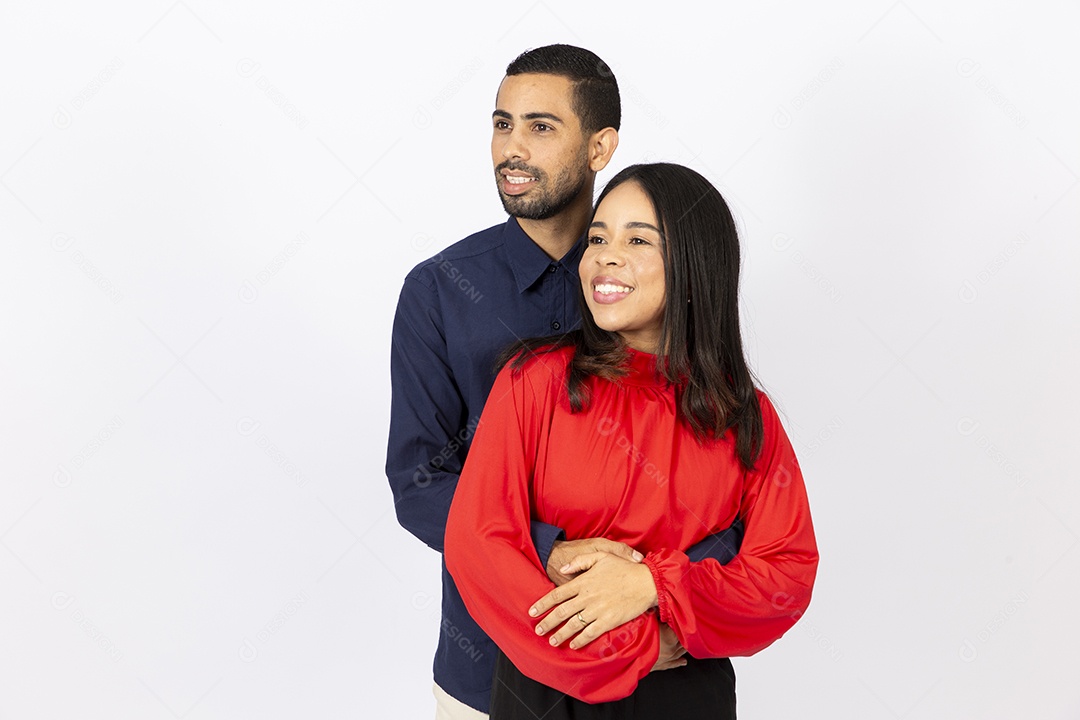 Lindo casal jovem em fundo branco isolado