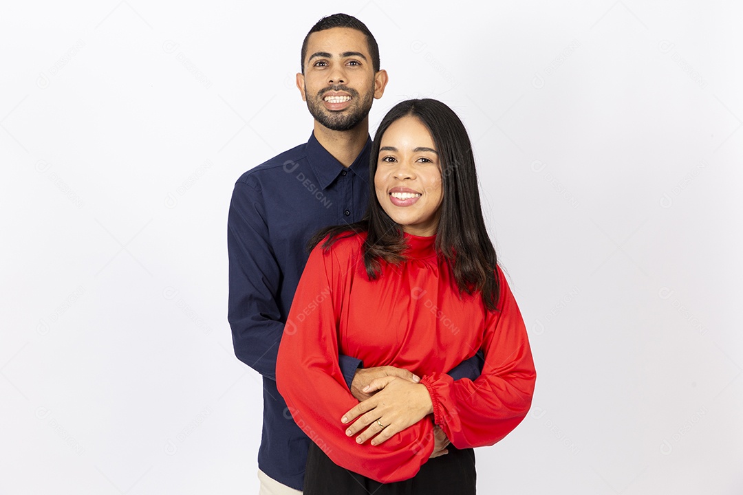 Lindo casal jovem em fundo branco isolado
