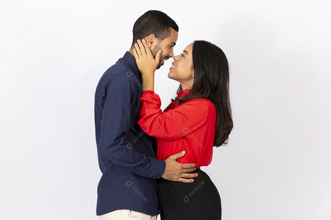 Lindo casal juntos em fundo isolado