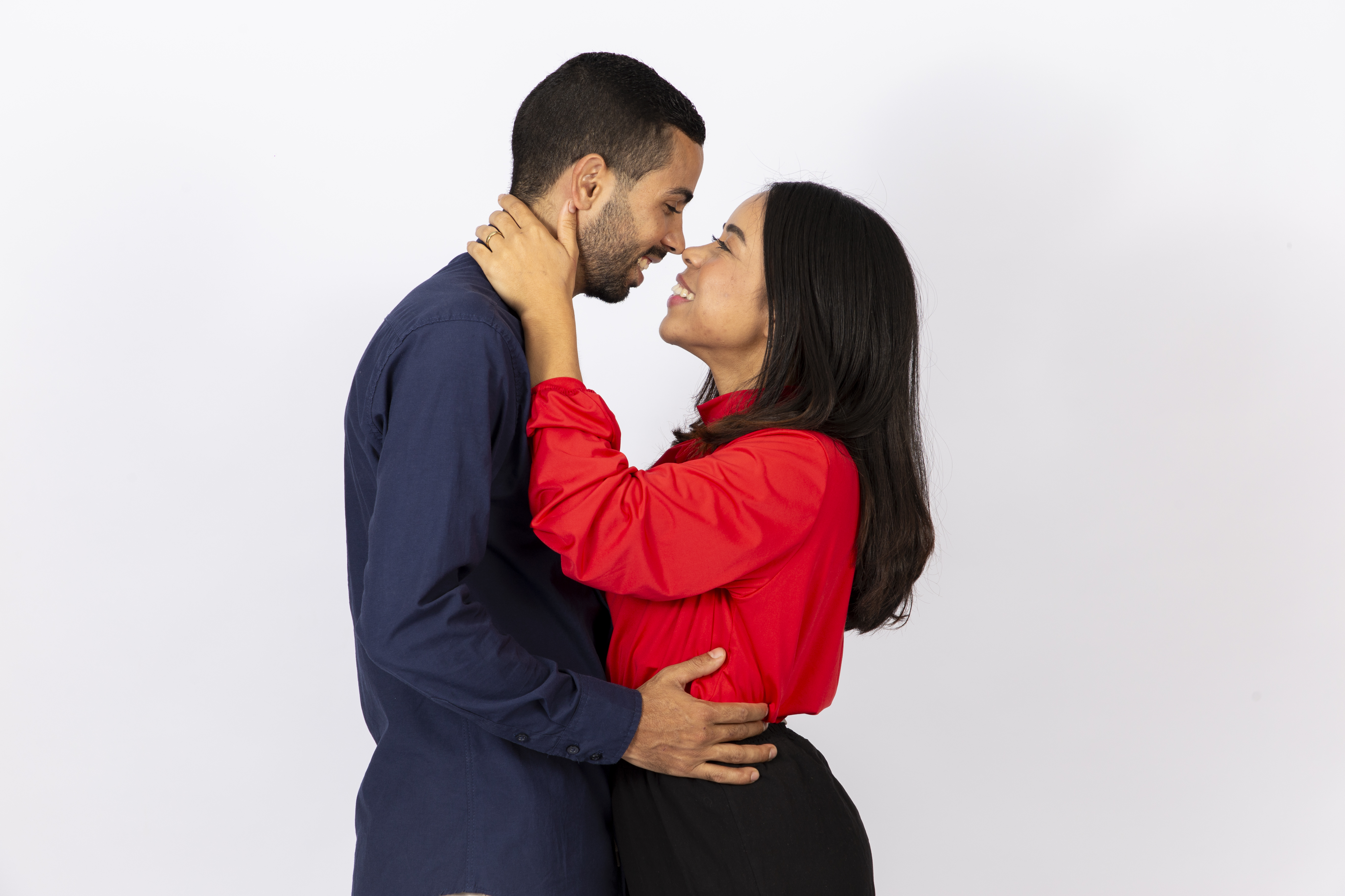 Lindo casal juntos em fundo isolado