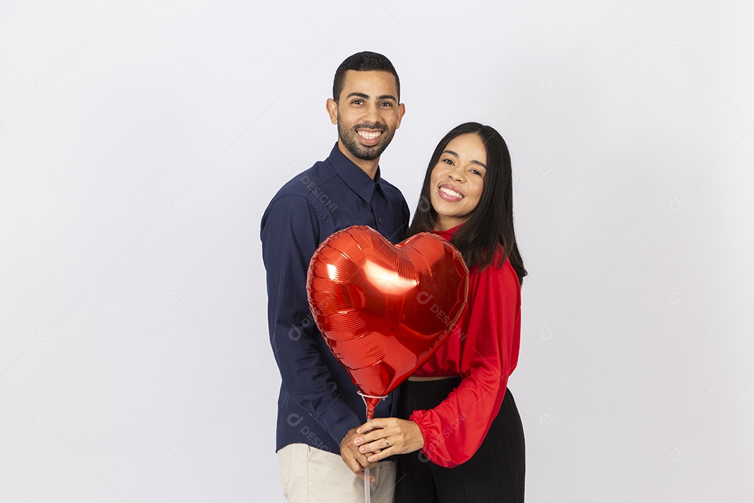 Lindo casal juntos em fundo isolado