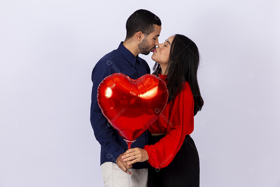 Lindo casal juntos em fundo isolado