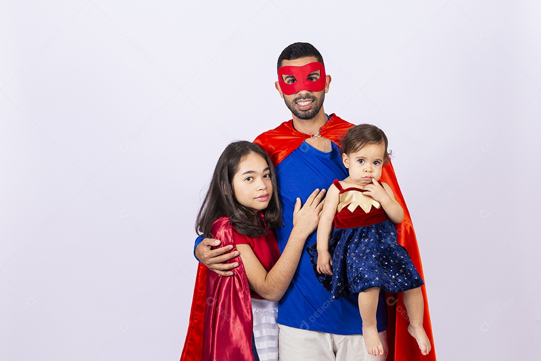 Pai e filhas fantasiados de super heróis em fundo isolado