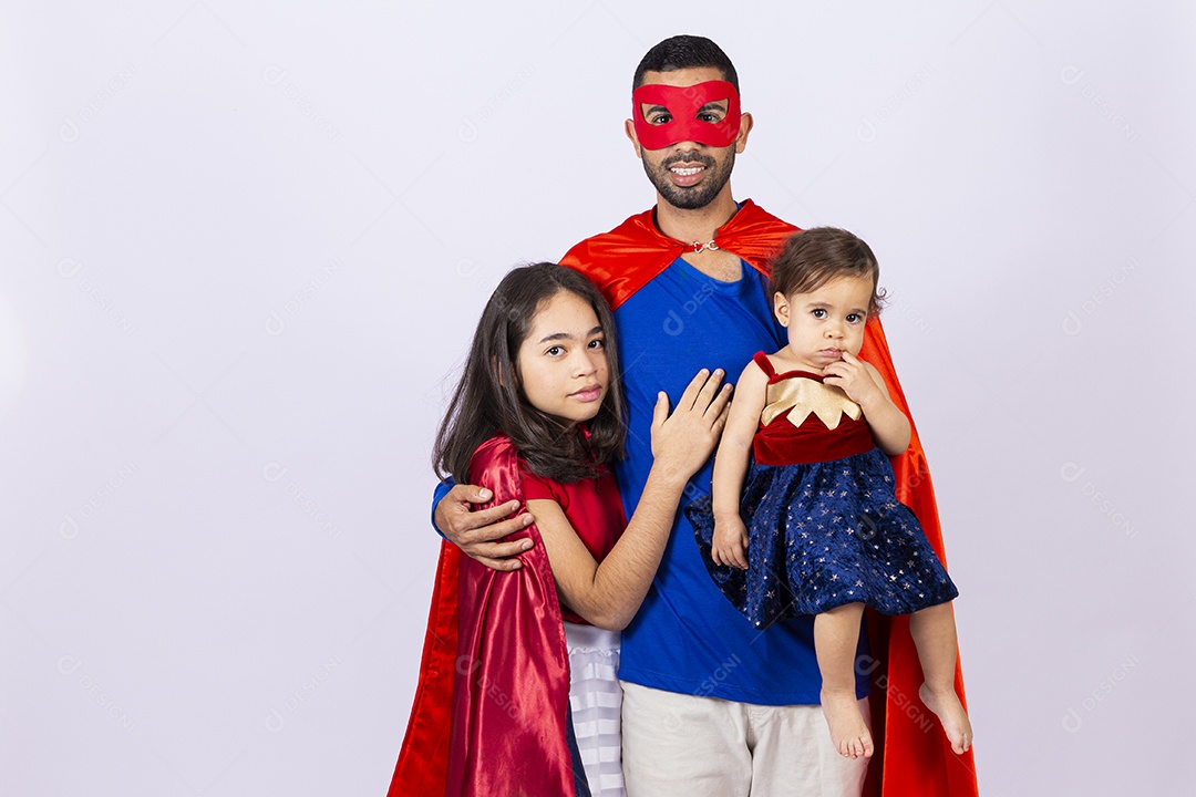 Pai e filhas fantasiados de super heróis em fundo isolado