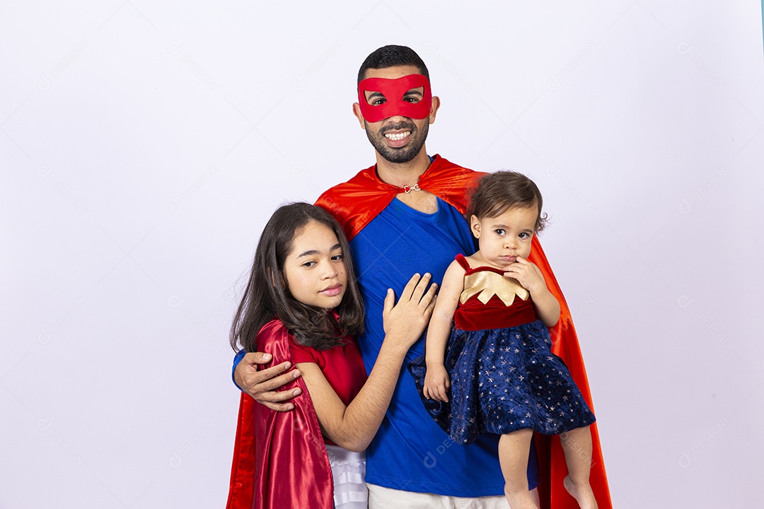 Pai e filhas fantasiados de super heróis em fundo isolado