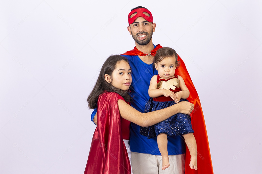 Pai e filhas fantasiados de super heróis em fundo isolado