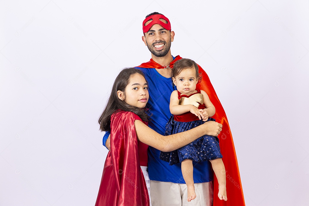 Pai e filhas fantasiados de super heróis em fundo isolado