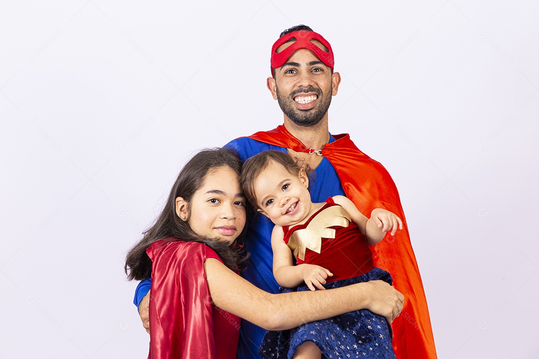 Família fantasiada de super heróis em fundo isolado