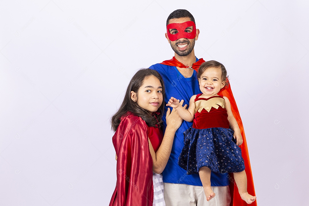 Família fantasiada de super heróis em fundo isolado
