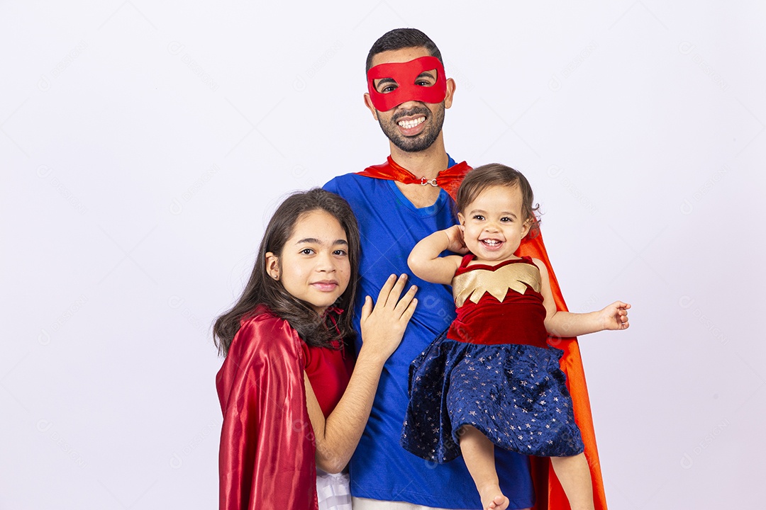 Família fantasiada de super heróis em fundo isolado