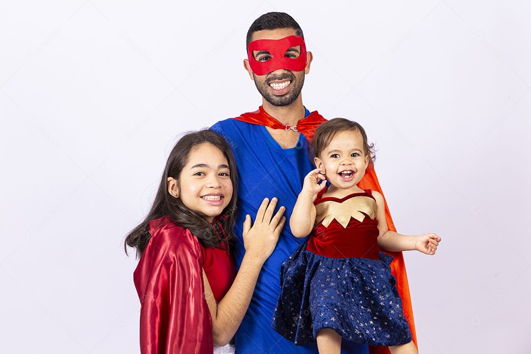 Família fantasiada de super heróis em fundo isolado