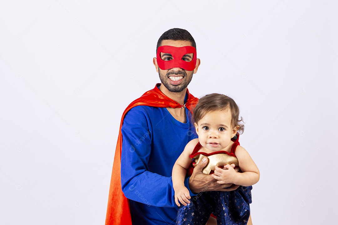 Pai e filha fantasiados de super heróis em fundo isolado