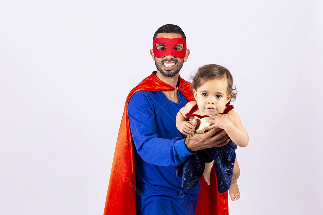 Pai e filha fantasiados de super heróis em fundo isolado