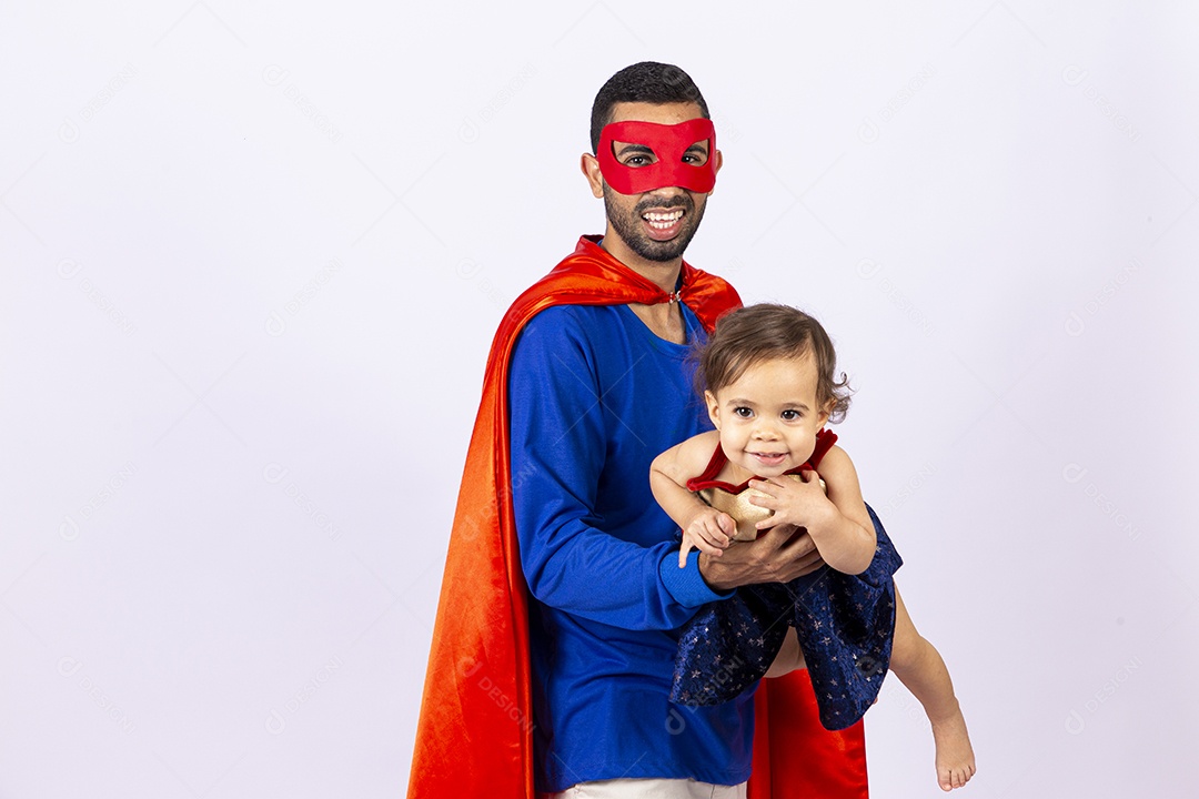 Pai e filha fantasiados de super heróis em fundo isolado