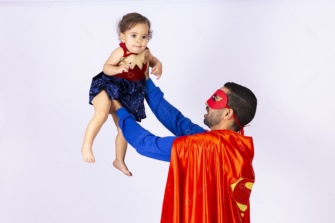 Pai e filha fantasiados de super heróis em fundo isolado