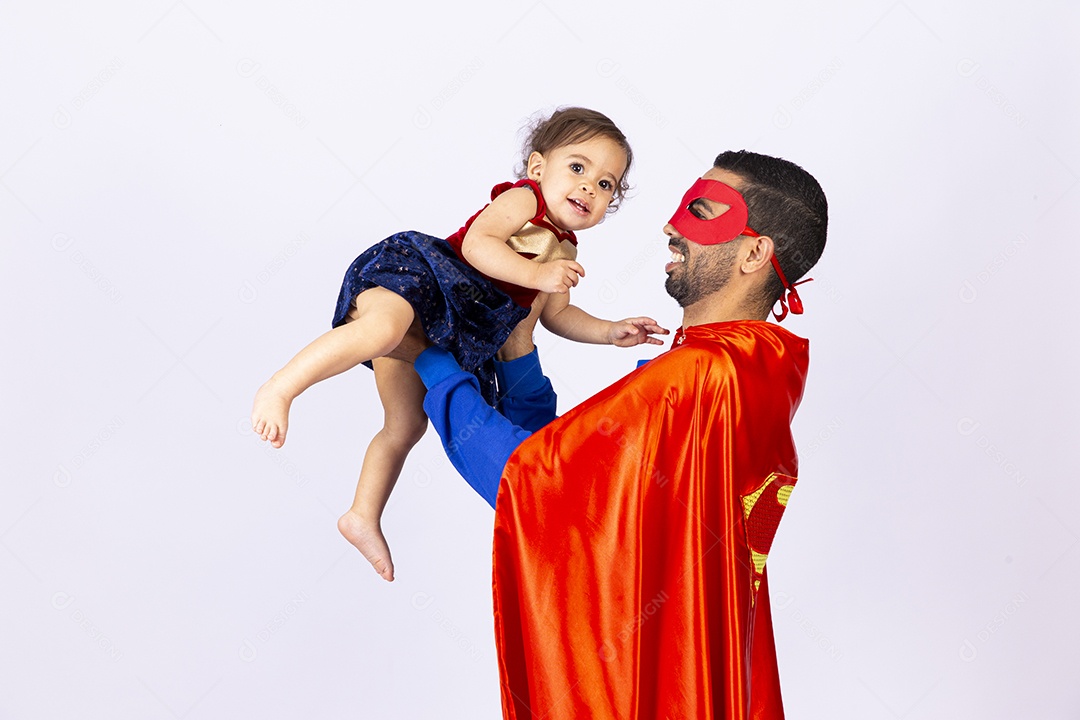 Pai e filha fantasiados de super heróis em fundo isolado