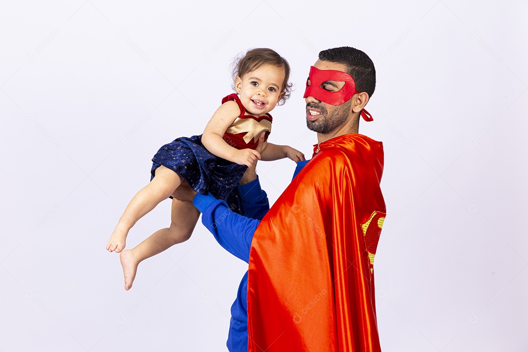 Pai e filha fantasiados de super heróis em fundo isolado