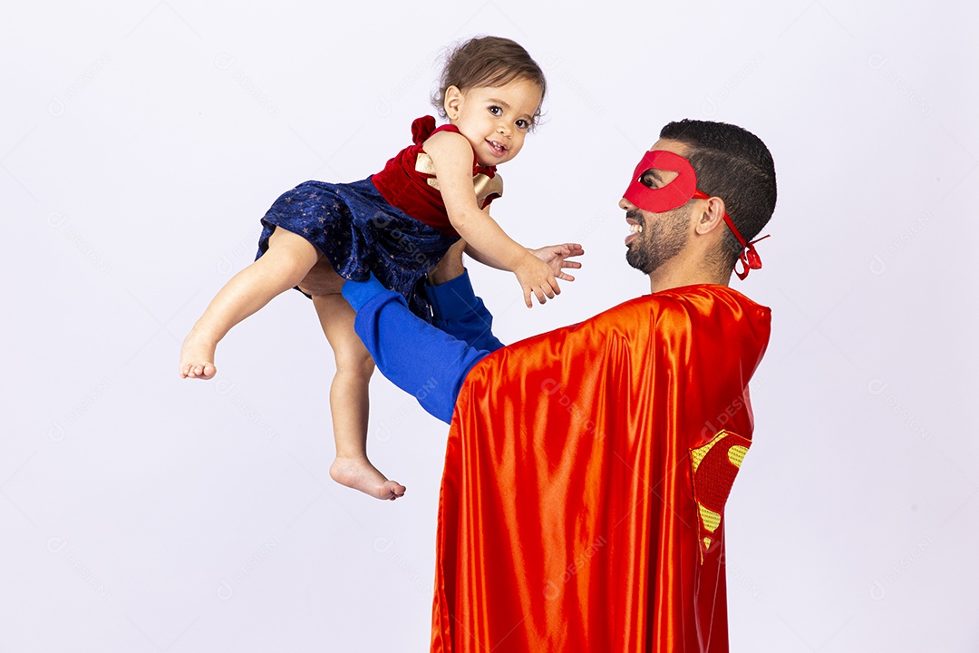 Pai e filha fantasiados de super heróis em fundo isolado