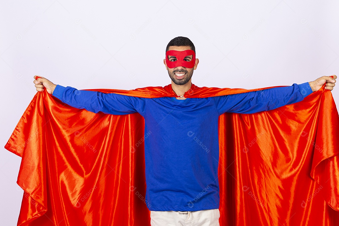 Homem com fantasia de super herói em fundo isolado