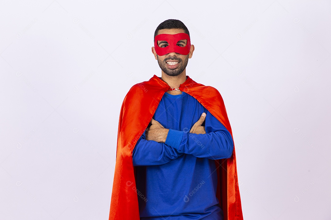 Homem com fantasia de super herói em fundo isolado