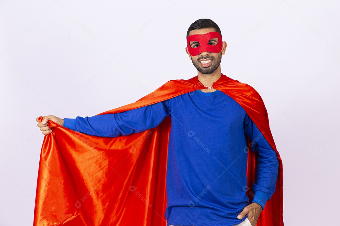Homem com fantasia de super herói em fundo isolado