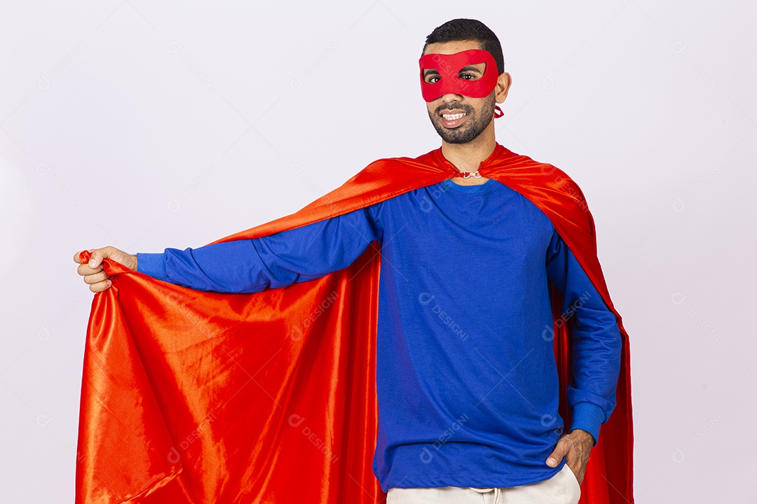 Homem com fantasia de super herói em fundo isolado