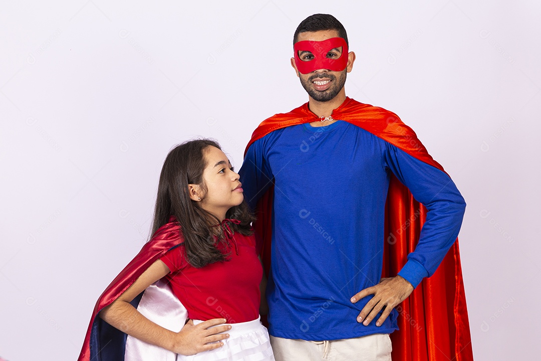 Pai e filha com fantasias de super herói em fundo isolado