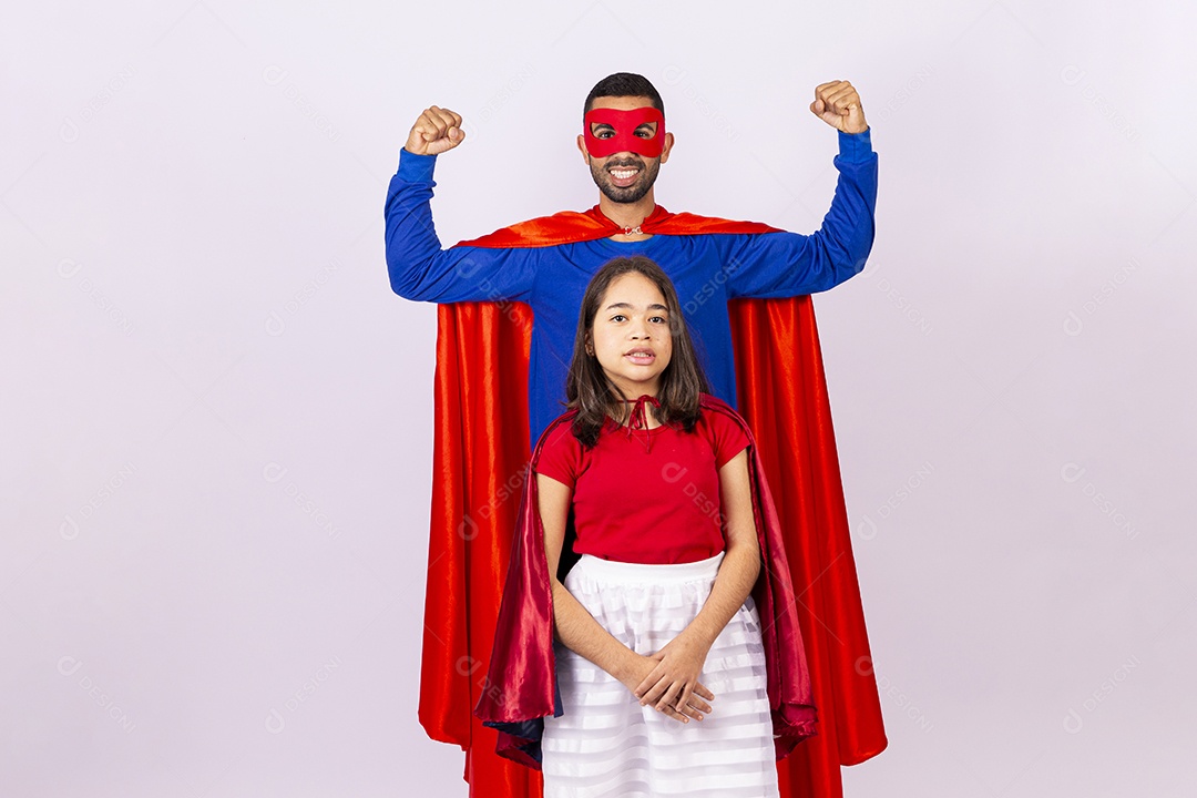 Pai e filha com fantasias de super herói em fundo isolado