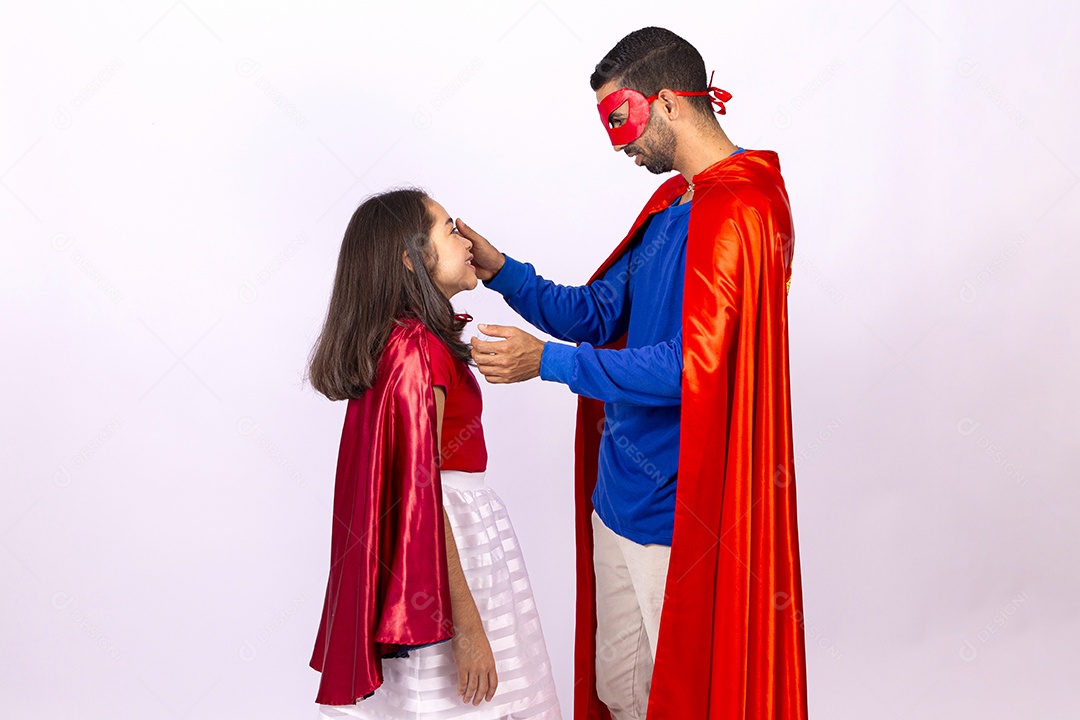 Pai e filha com fantasias de super herói em fundo isolado